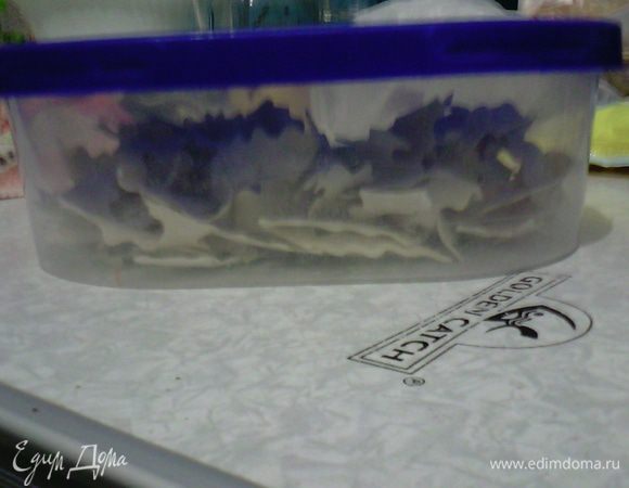 4) Обычно я делаю лапшу заранее двойную или тройную порцию, она высыхает, я выкладываю в контейнер и она у меня так хранится...)