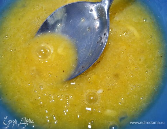 Отделить желтки от белков. В желтки добавить соль, мускатный орех. Перемешать.