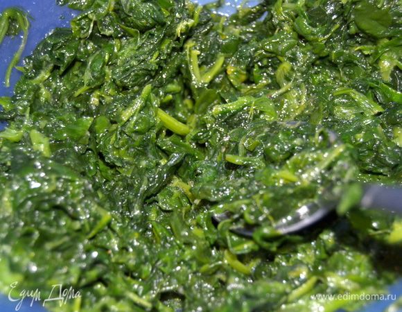 Шпинат разморозить,отжать и порубить.Соединить с желтками.