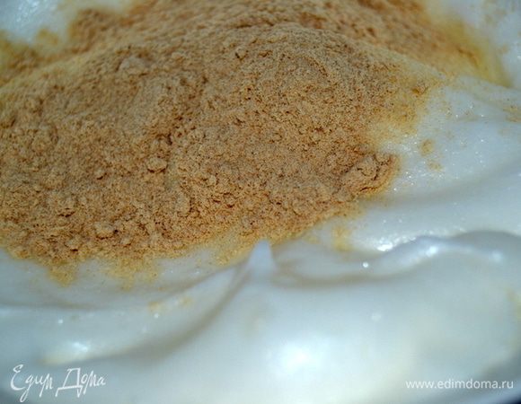 Белки взбить в крепкую пену, добавить 1,5 столовой ложки муки. Еще раз взбить.