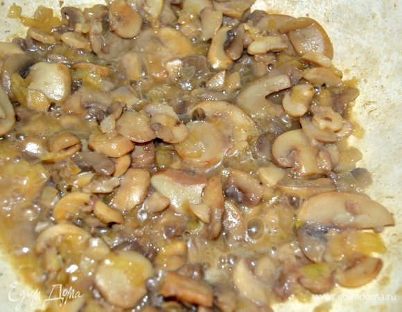 Лук нарезать и обжарить на сливочном масле., добавить нарезанные грибы и жарить, пока не выпарится вся жидкость.