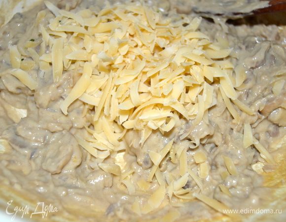 Всыпать оставшуюся муку, влить молоко. Готовить помешивая до загустения. Добавить сыр и горчицу. Перемешать.