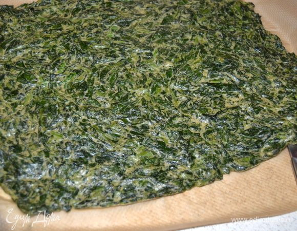 Испеченную основу переложить на стол вместе с бумагой, ножом отделить ее от бумаги. Но с бумаги не снимать.