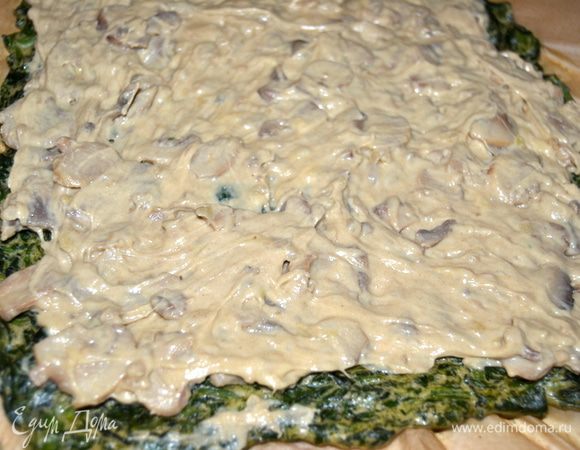 Выложить грибную начинку. Распределить по всей шпинатной основе.