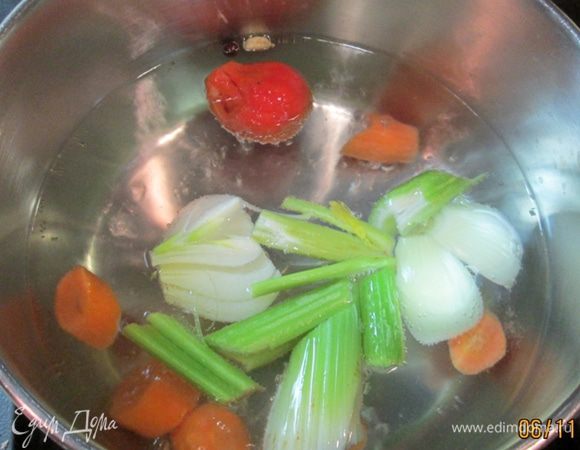 Сварим овощной бульон. Для этого в холодную воду поместить овощи (очищенные и крупно порезанные) и специи. Варить около часа. Процедить.
Тем временем миндаль очистить от шкурки (поместить на минуту в кипящую воду, затем выдавить зернышко из шкурки). Подсушить на сковородке или в духовке. Остудить, перемолоть в муку.
