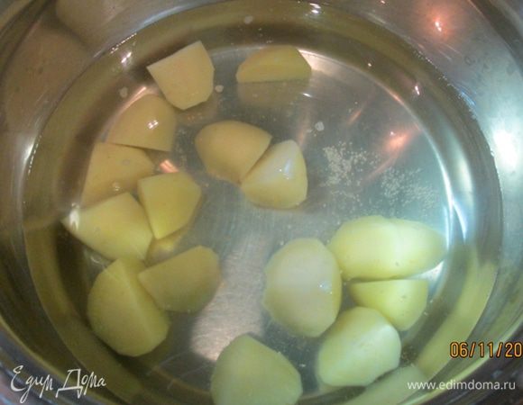 В кипящий бульон добавить 4 очищенные и крупно порезанные картошки. Варить 15 мин.