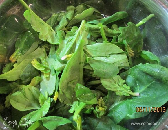 Шпинат вымыть. Поместить в кастрюлю. Готовить еще 5 мин.
Овощи вместе с бульоном перетереть в блендере (я взбила в кастрюле погружным блендером).
