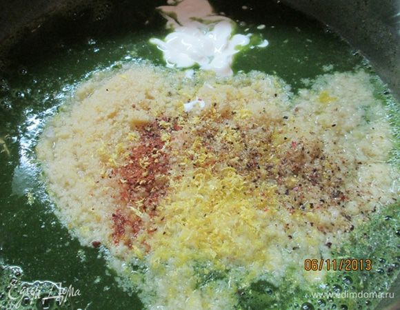 Влить сметану. Добавить измельченный миндаль, немного молотого мускатного ореха, цедру лимона, посолить-поперчить. Перемешать и варить еще 5 мин.
Подавать, украсив кольцами лука! 
