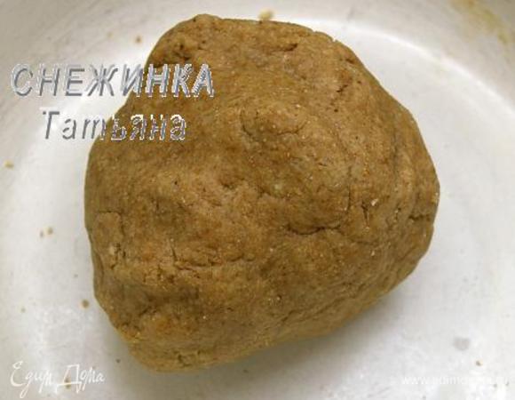 Вливаем чай и растительное масло. Замешиваем тесто. Оно должно хорошо собираться в шар.