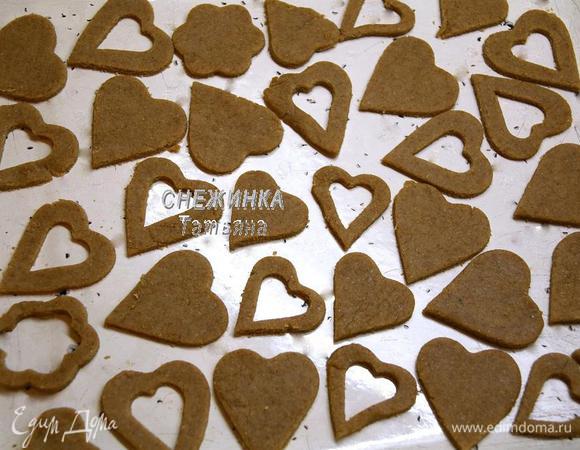 Раскладываем заготовки на противне. Отправляем выпекаться в разогретую до 180С на 15-18 минут. Печенье как бы подсыхает и становится слегка темнее.