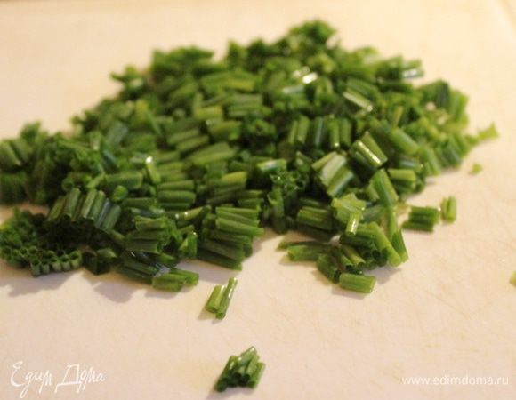 Травы мелко порезать вручную или измельчить в блендере. 
