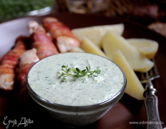 Соединить желтковую массу с травой, белками и сметаной. Посолить и поперчить по вкусу. Подавать соус к варёному картофелю и мясу (у меня куриные полоски в беконе).
Приятного аппетита!