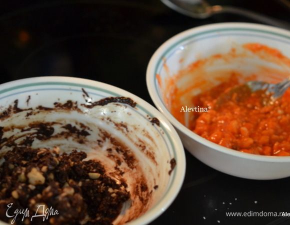 В микроволновке растопить шоколадные капли, у меня двух цветов - оранжевый (я добавила пищевой краситель) и черный. Можно  добавить 1 стол.л. масла сливочного  или сливки. Перемешать с крупно порубленными орехами.