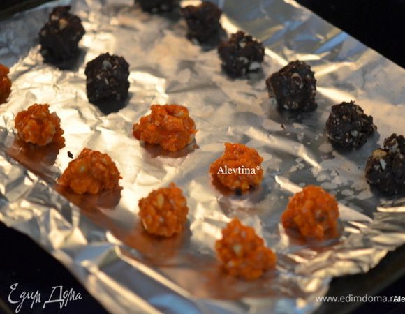 На приготовленный противень с бумагой для выпечки выложить шоколад с орехами по 1 ч.л. поставить в морозильник на 30 мин.