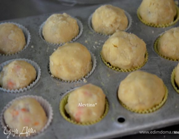 Затем шоколад с орехами достанем из морозильника и каждый обваляем в приготовленной муке с орехами из 1 шага. Так чтоб они были полностью в муке. Выложим на противень или форму с мини ячейками.
Поставим в разогретую духовку на 190°С на 13 мин. примерно.