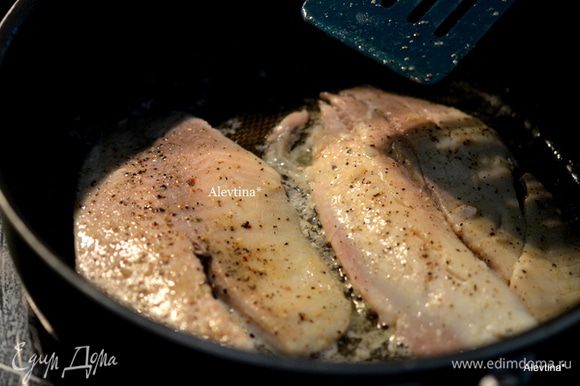 Филе рыбы посолить и поперчить. На сковороде разогреть сливочное и оливковое масло. Добавить филе тилапии и обжаривать по 3 мин. сторона.