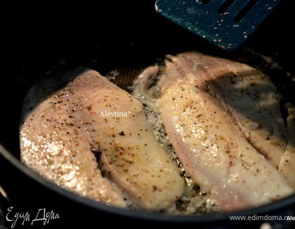 Филе рыбы посолить и поперчить.
На сковороде разогреть сливочное и оливковое масло.  Добавить филе тилапии и обжаривать по 3 мин. сторона.
