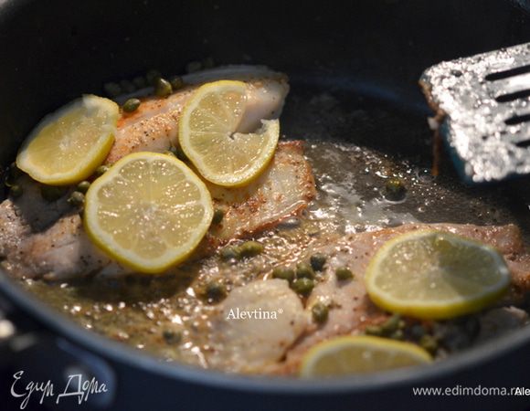 Добавить вино, а затем куриный бульон, лимонный сок от 1/2 лимона, каперсы и  кружки лимонные от 1/2 лимона. Дадим немного все вместе потушится. Жидкость заметно убавится.