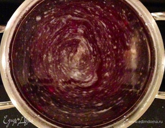 Готовим желе. В кастрюлю наливаем воду и доводим до кипения. Затем убираем с огня и высыпаем желе, тщательно помешивая.
