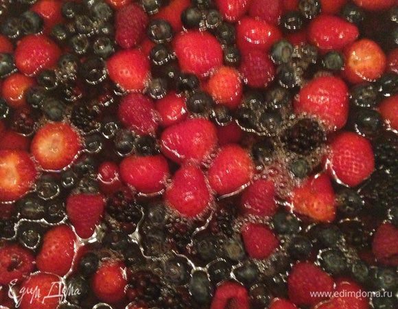 Заливаем ягоды желе.
Ставим в холодное место.