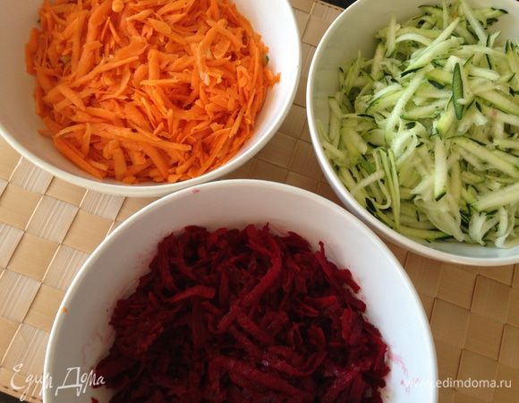 Овощи трем на терке. Каждый перетертый овощ кладем в отдельную миску.