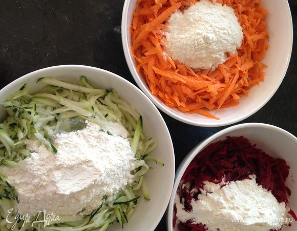 В каждую миску добавляем по 1 яйцу + 1/2 чайной ложечки соли.
В миску с морковью и свеклой по 2 столовые ложки муки.
В миску с кабачком 4-5 столовых ложки муки
Тщательно перемешиваем.