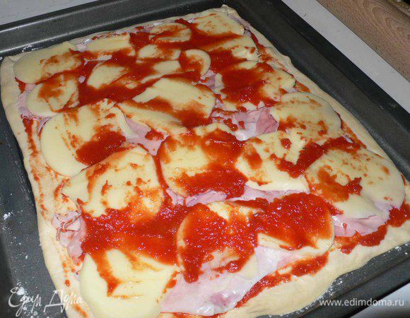 Поверх сыра распределяем тонким слоем оставшееся томатное пюре. 
