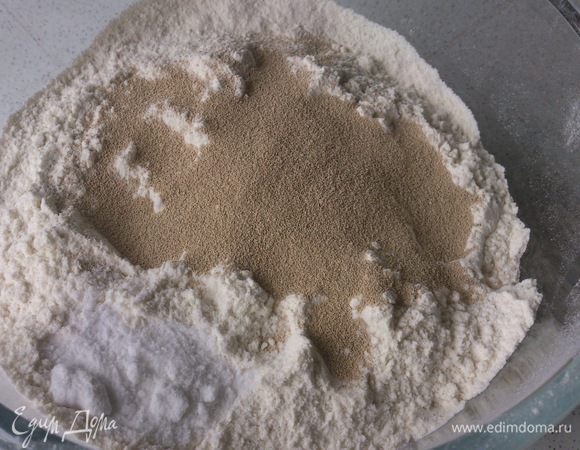 Просеять в миску оба вида муки, всыпать дрожжи и соль.