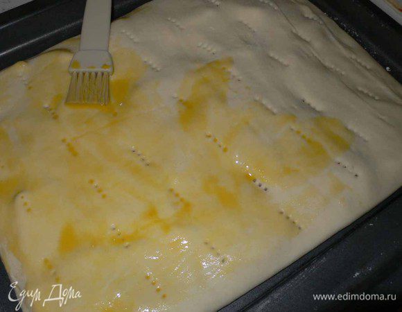 Накалываем вилочкой. смазываем желтком , взбитым с парочкой ложек молока. 
Духовка 200 градусов. Время выпекания примерно 30 минут. Возможно, что понадобится чуть больше, зависит от напряжения в сети и духовки ))