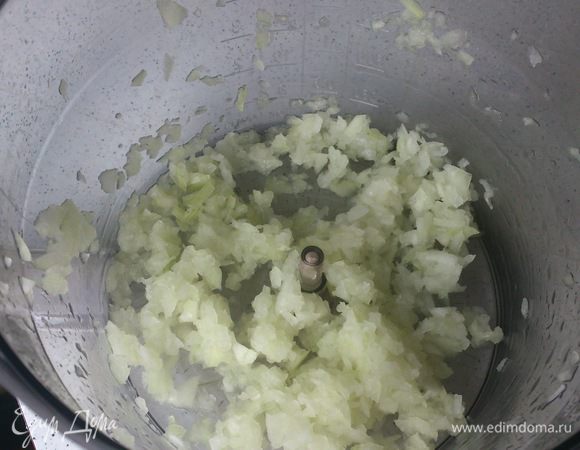 Лук измельчить в процессоре или мелко порезать.