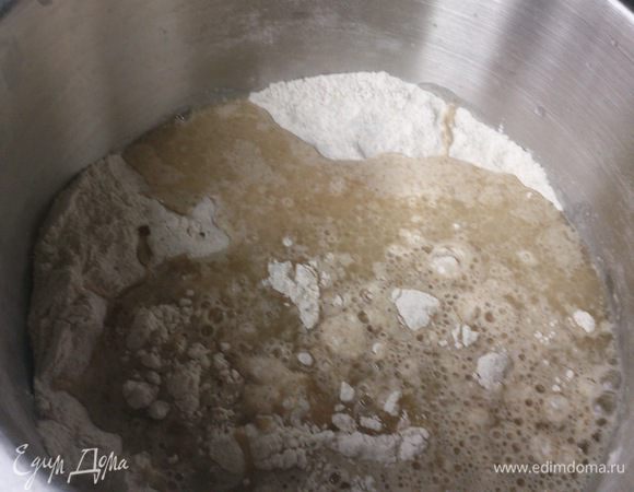 Добавить к мучной смеси лук, воду и масло и вымесить до однородного состояния.
