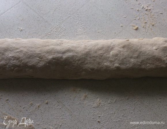 Выложить тесто на присыпанную мукой поверхность и скатать валик. Тесто получается очень мягкое и слегка липкое. 