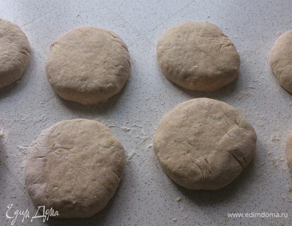 Примять пальцами и накрыть полотенцем. Оставить на 30 минут. Духовку разогреть до 220 С.