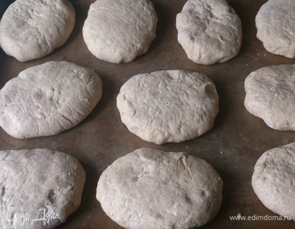 Противень слегка нагреть и застелить пергаментом. Выложить на него лепешки и выпекать 15 минут до золотистого цвета.