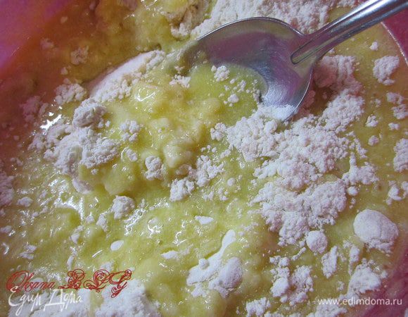 Тесто 1. Смешать все ингредиенты, тесто завернуть в пленку, положить на 30 минут в холодильник.
Тесто 2. Масло растопить. Горячее масло влить в муку (300 г), добавить пиво, замесить тесто. По мере необходимости добавить муку. 