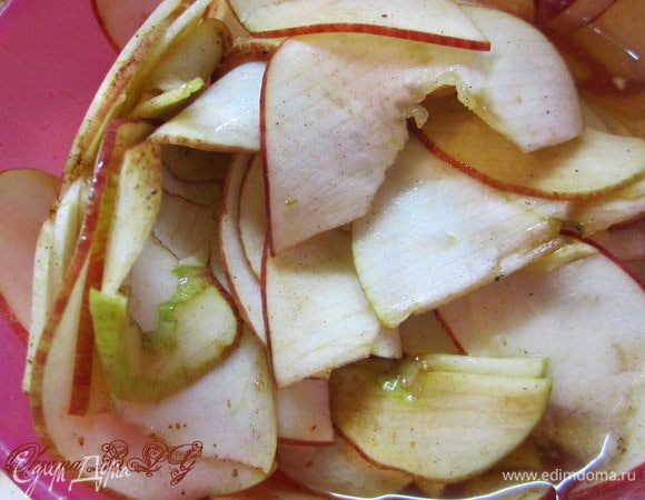 Начинка: Яблоки разрезать на две части, удалить сердцевинку. Нарезать тонкими ломтиками. Поместить в емкость, добавить мед, корицу лимонный сок. Яблоки аккуратно перемешать. Поставить в холодильник на 2-3 часа ( лучше на ночь). За это время яблоки станут мягкими, но при этом не будут расползаться.
