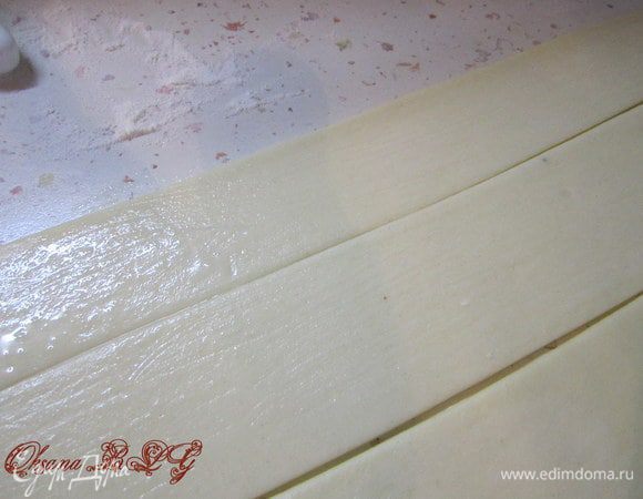 Тесто раскатать, чем тоньше тем лучше, нарезать на длинные полосы. 