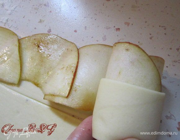 Выложить яблоки, аккуратно свернуть в цветочек.