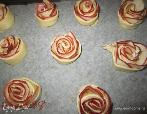 Выложить на противень, застеленные пергаментом. 
