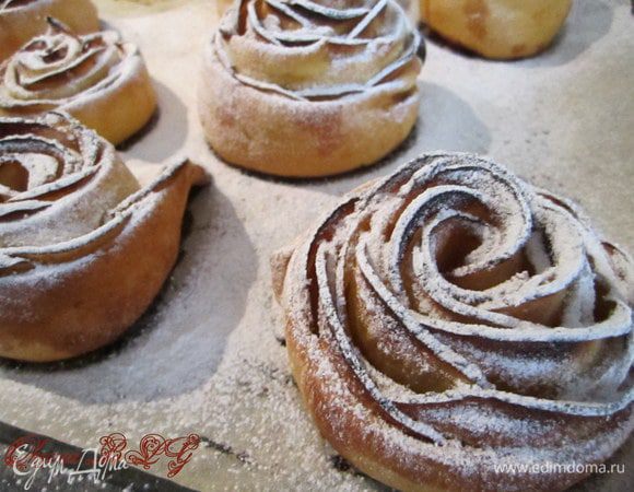 Выпекать 25-30 минут при температуре 160-170 градусов. При режиме конвекции температура может быть 150 градусов.
После выпечки посыпать пудрой.
