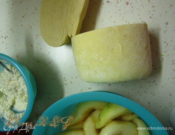 Тесто можно купить готовое, но лучше приготовить самому! Мне помогло тесто от Танюшки Снежинки ( http://www.edimdoma.ru/retsepty/32472-sloenoe-testo-svoimi-rukami-gotovim-doma )! Ей за это большое спасибо! Тесто получается нежныйшим и как дополнение к таким грушам - идеальным)!
Груши очистить от кожицы, разрезать на две половинки, удалить серединку. Груши полить лимонным соком и медом, хорошо перемешать, отправить на ночь в холодильник мариноваться.
Творог перетереть с йогуртом, до образования однородной масы.
