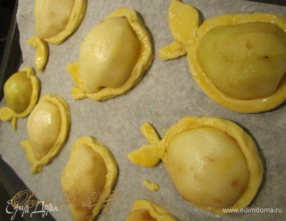 Из тонких полосок теста добавить бортик вокруг груш. Сделать листики. Смазать яйцом.
