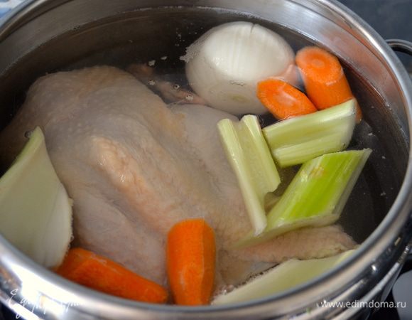 Курицу вымыть, очистить. Положить в кастрюлю с достаточным количеством воды, добавив луковицу, морковь и два стебля сельдерея. Немного посолить. Варить курицу около 3-х часов.