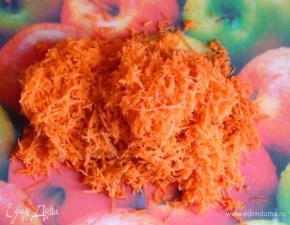 Для коржей натереть морковь на мелкой терке.
