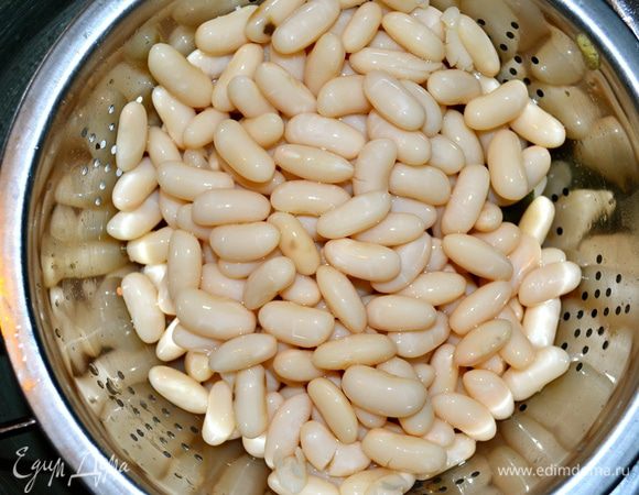 Фасоль слить. Морковь и лук шалот нарезать тонкими кружочками.