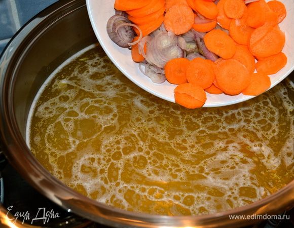 Когда бульон будет готов, процедить его и отмерить 2,5 л. Налить бульон во вместительную кастрюлю. Добавить вареную фасоль и нарезанные овощи. Довести все до слабого кипения, накрыть крышкой и варить еще 1,5 ч на слабом огне.   