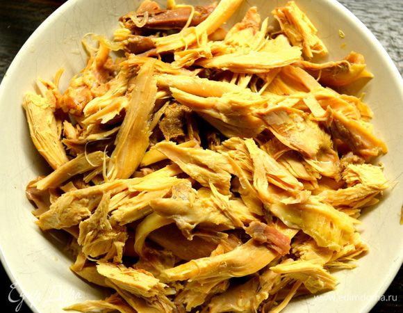 Вареную курицу порвать всю на кусочки... )))) Сделать это будет очень легко после такой продолжительной варки - мясо само будет отделяться от костей! Незадолго до готовности супа добавить в кастрюлю мясо курицы, порубленную петрушку, проверить суп на соль и перец...  