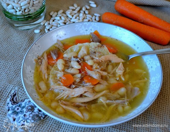 Подавать горячим. В глубокую тарелку положить ломтик поджаренного хлеба, а сверху налить суп... Можно добавить немного оливкового масла и присыпать тертым сыром (типа пармизан). 