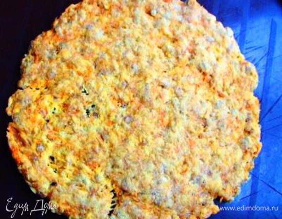 Раскатывать каждую часть или распределять равномерно по дну смазанной маслом или простеленной пергаментом формы и выпекать в заранее разогретой до 200 градусов духовке примерно 15-20 мин.