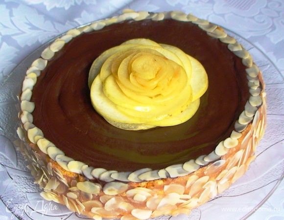 Промазать все коржи кремом (кроме верхнего), складывая их друг на друга. Бока торта тоже обмазать кремом и обсыпать миндальными хлопьями. Украсить торт растопленным с растительным маслом и немного остывшим шоколадом, миндальными хлопьями и розой из яблока.